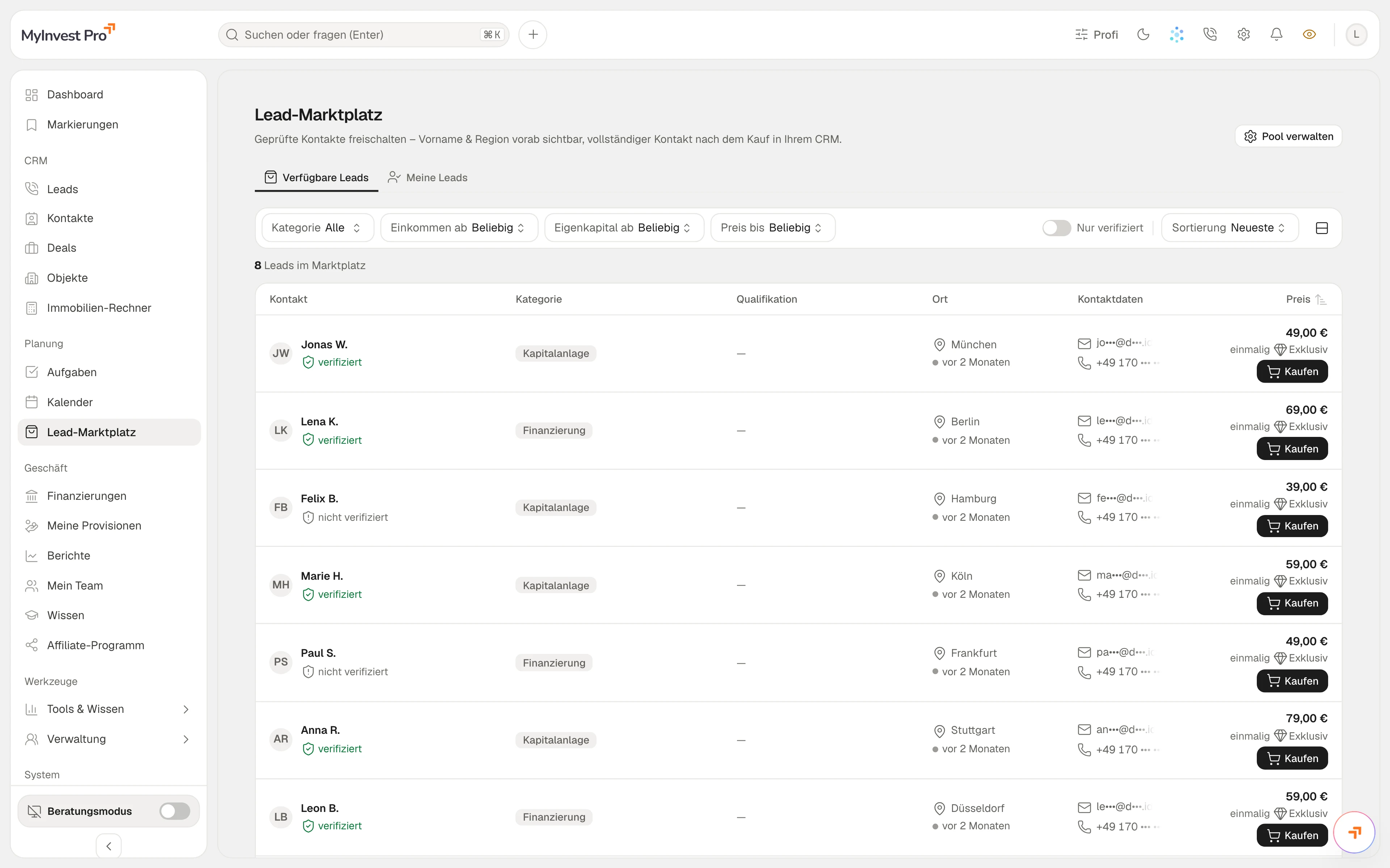Lead-Marktplatz in MyInvest Pro: verfügbare Leads mit Kategorie, Ort, maskierten Kontaktdaten und Preis je Lead; der Kategorie-Filter wird geöffnet und ein Lead zum Kauf angesteuert